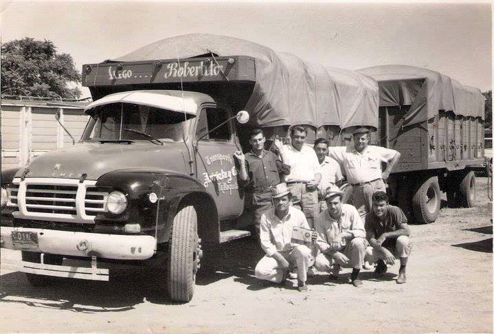 camion y cuadrilla de descarga